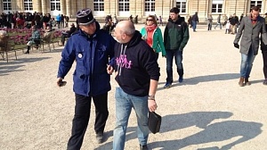 В Париже арестовали мужчину за «гетеросексуальный» свитер